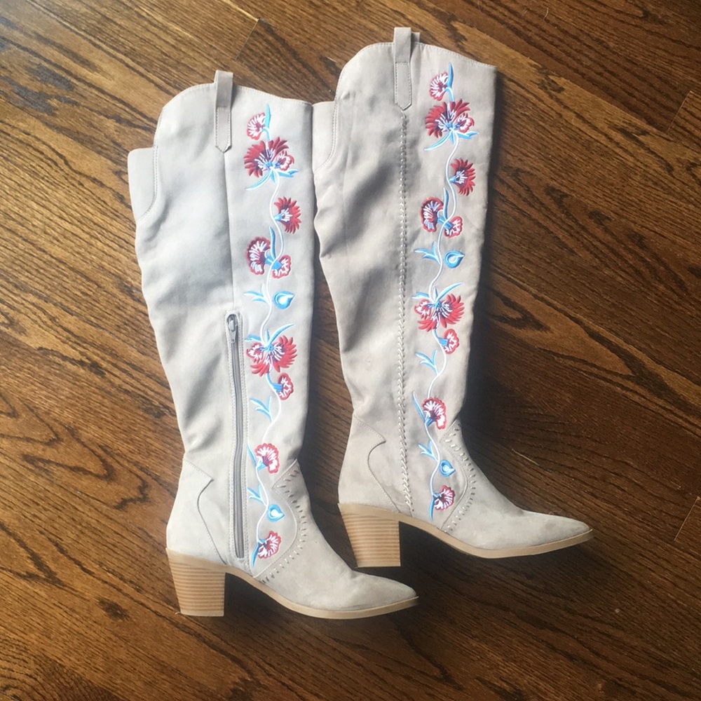 Carlos Santana Floral Embroidered boot “Alexia”